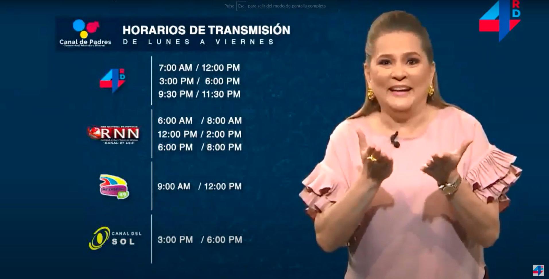 La comunicadora Jatnna Tavárez muestra los canales de televisión que transmitirán los contenidos del Canal de Padres.