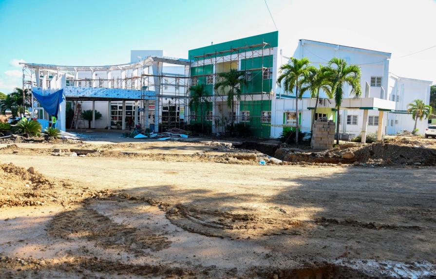Reconstrucción de parqueo afecta emergencia hospital Arturo Grullón de Santiago