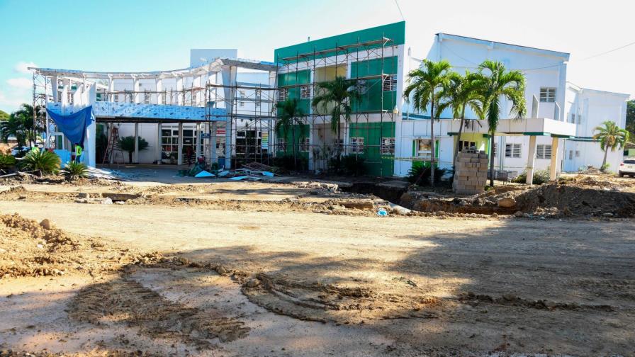 Reconstrucción de parqueo afecta emergencia hospital Arturo Grullón de Santiago