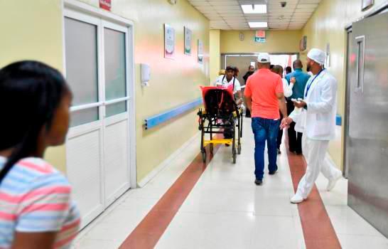 Hospitales dejan casos de COVID-19 en manos de residentes