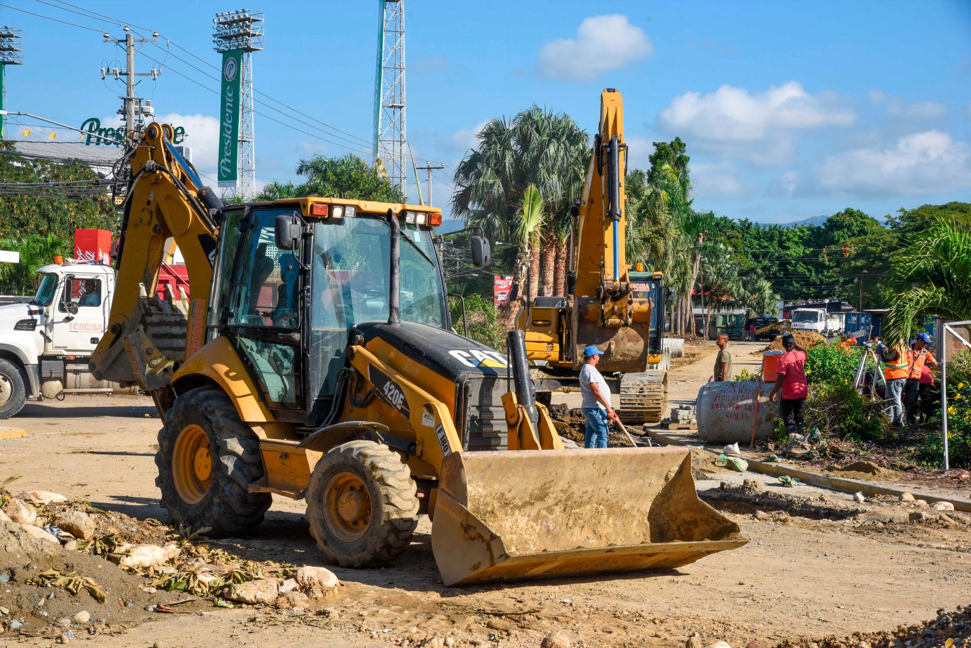 Una de las retroexcavadoras que trabajan en el parqueo.