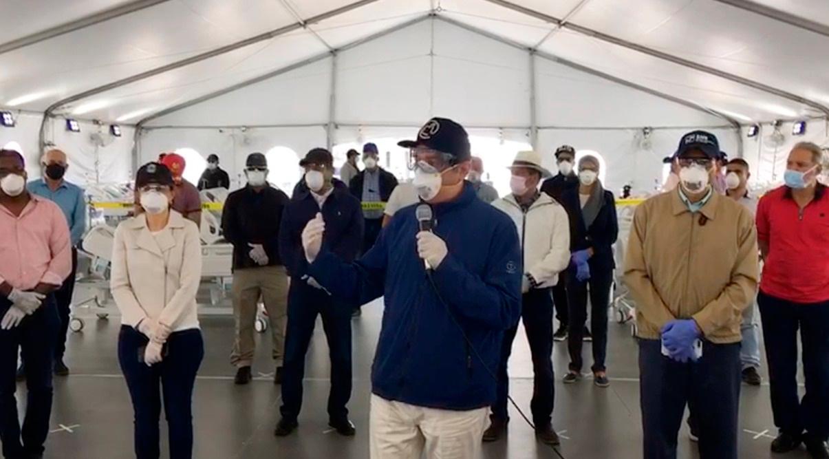 El candidato presidencial del PRM habla a los presentes durante la entrega del hospital para pacientes positivos del coronavirus o COVID-19.