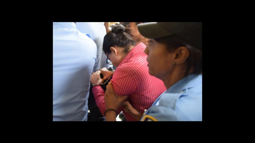 Aplazan audiencia preliminar a esposa de exembajador Donni Santana acusado de incesto 