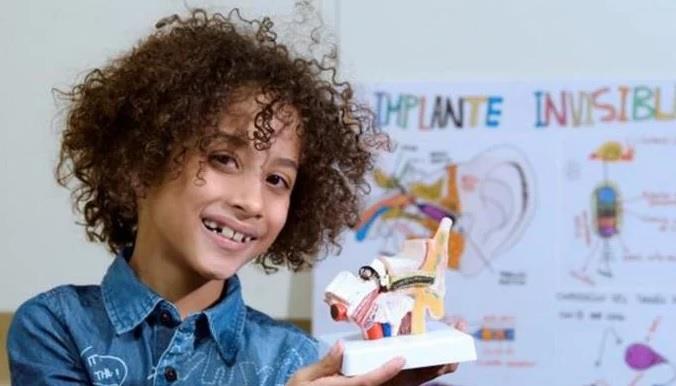 Fernando, el niño dominicano de 8 años que ha ideado un implante auditivo revolucionario