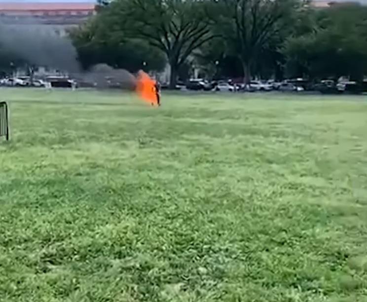 VIDEO| Un hombre se prende fuego frente a la Casa Blanca