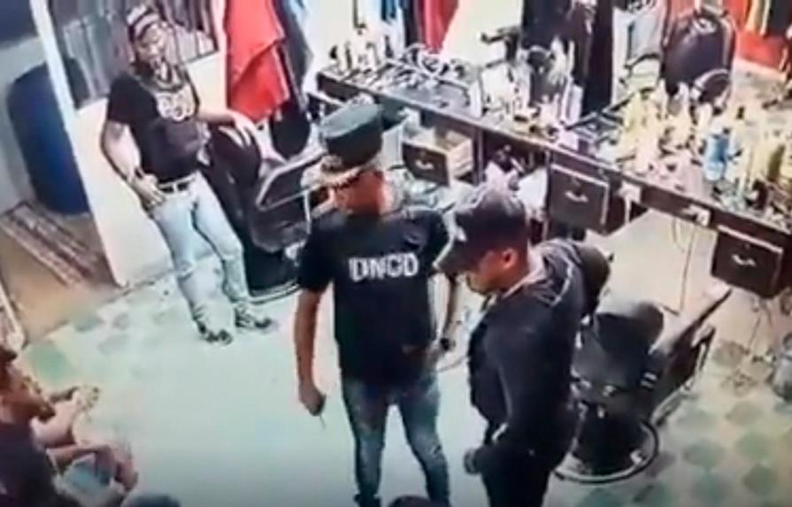Identifican agentes investigados por poner droga en barbería de Villa Vásquez