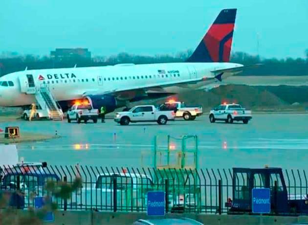 Avión se sale de la pista en aeropuerto de Kansas por tormenta invernal 