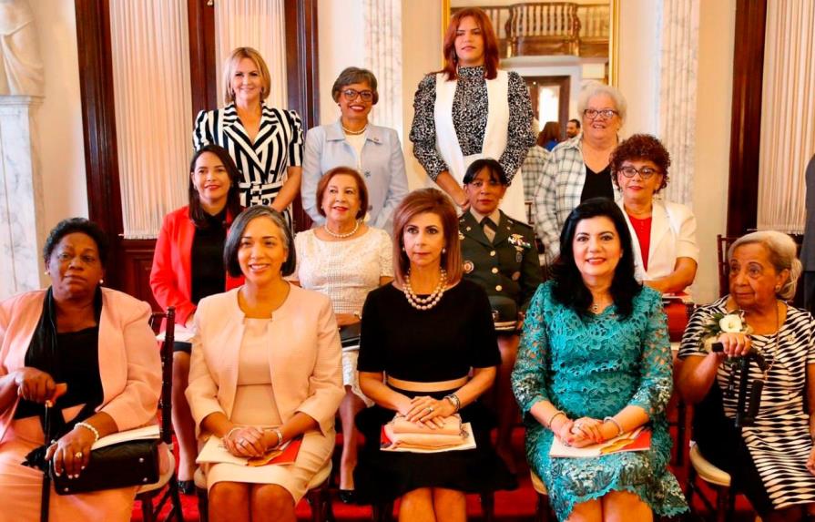 Poder Ejecutivo reconoce con medalla al mérito la trayectoria de 13 mujeres 