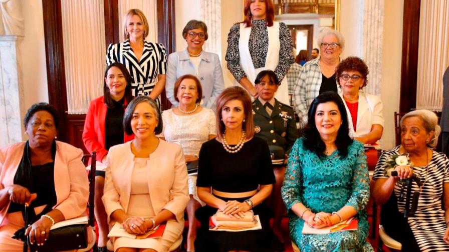 Poder Ejecutivo reconoce con medalla al mérito la trayectoria de 13 mujeres 