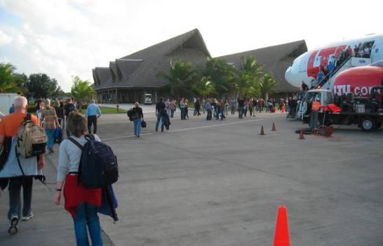 Mantienen vuelos para trasladar a europeos varados en República Dominicana