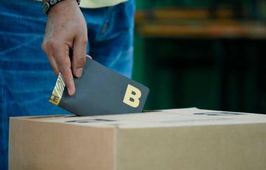 España sugiere a la JCE celebrar el voto en el exterior por correo