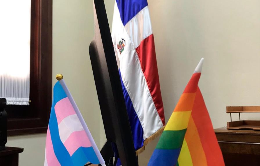 Viceministra promueve la inclusión y tolerancia con banderas LGBTI en su despacho 
