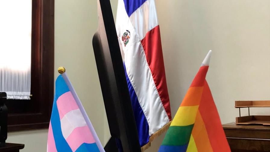 Viceministra promueve la inclusión y tolerancia con banderas LGBTI en su despacho Viceministra promueve la inclusión y tolerancia con banderas LGBTI en su despacho