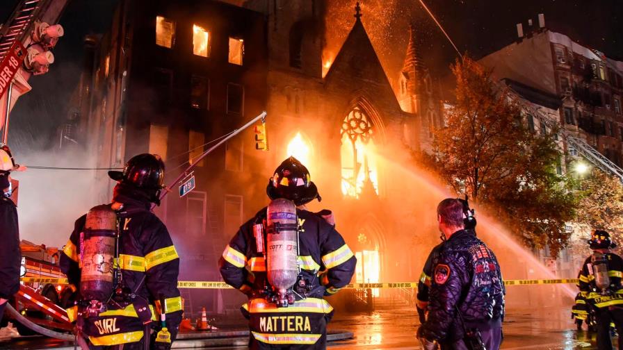 Un grave incendio daña una iglesia centenaria de Nueva York Un grave incendio daña una iglesia centenaria de Nueva York