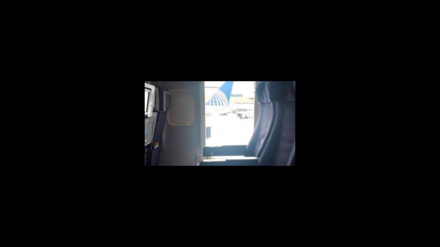 Pareja abre puerta de emergencia y sale de avión en movimiento en Nueva York Pareja abre puerta de emergencia y sale de avión en movimiento en Nueva York