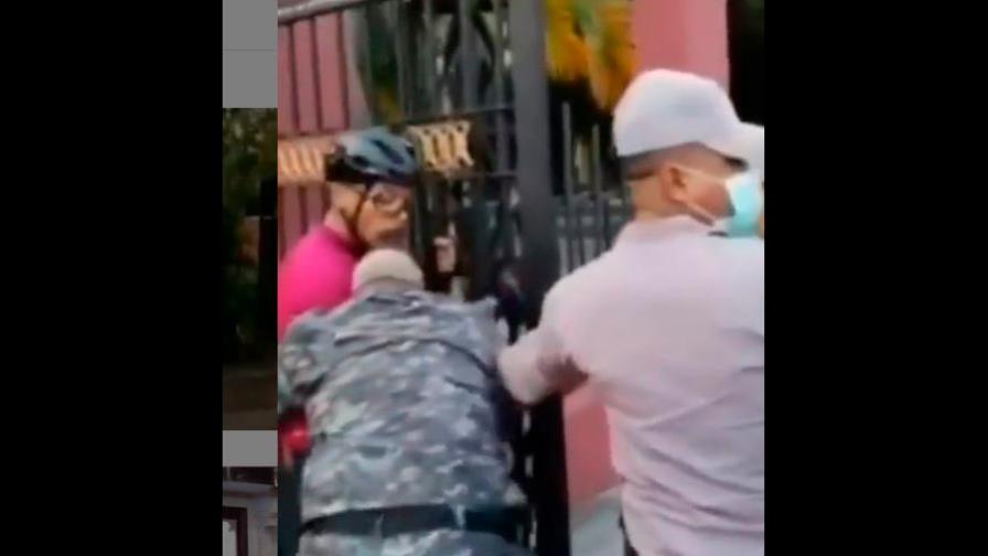 Policía dice ciclista ignoró llamado de agentes y violó disposición de hacer ejercicios en parques 