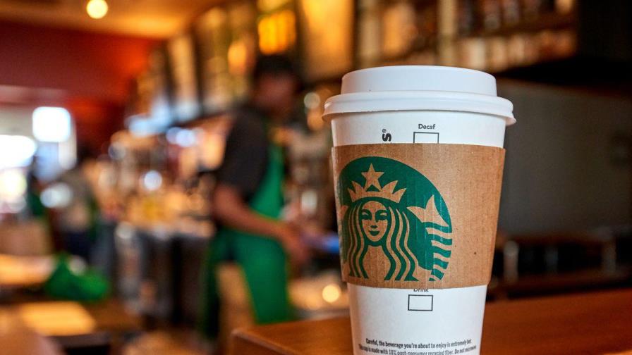 Multa de 12 mil euros a Starbucks por dibujar unos ojos rasgados en un vaso