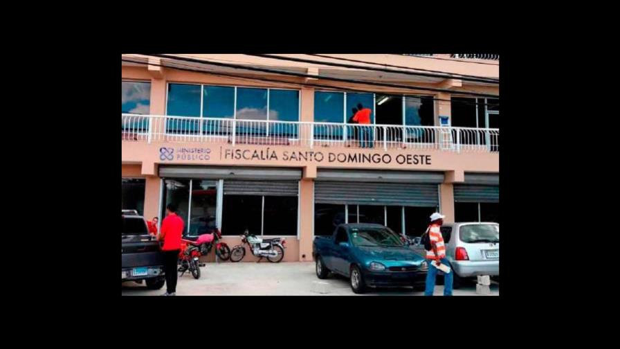 Juez fija garantía económica e impedimento de salida a empleada de JCE acusada de robo asalariado Juez fija garantía económica e impedimento de salida a empleada de JCE acusada de robo asalariado
