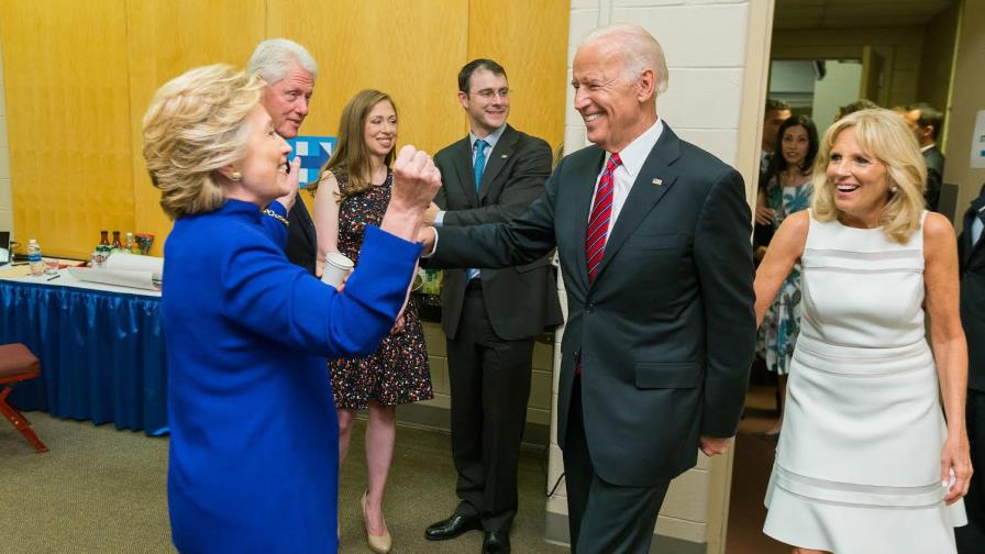 La fotografía de los Clinton y los Biden celebrando sin mascarilla es de 2016 La fotografía de los Clinton y los Biden celebrando sin mascarilla es de 2016