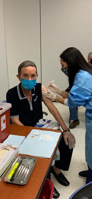 Amable Aristy Castro recibe segunda dosis de vacuna anticovid 