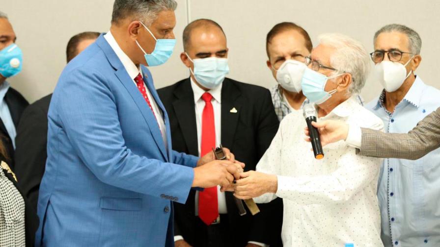 Exsenador es la primera persona en entregar arma de fuego como pide el Gobierno