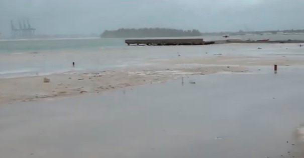 Autoridades prohíben uso de la playa Boca Chica por tormenta tropical Elsa  