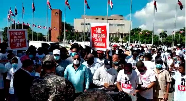 Protestan con tambores frente al Congreso Nacional en rechazo al retiro 30 % fondos de pensiones