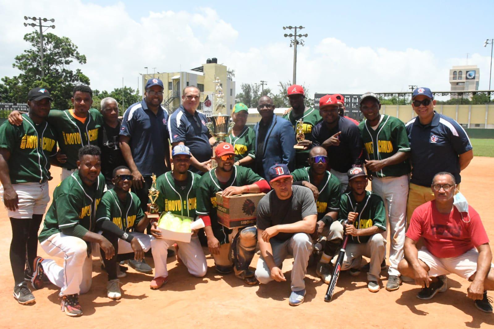 El equipo Hoyo de Chulín se coronó como campeón en la categoría B, del III Festival de Equipos del Distrito Nacional, por el presidente de la entidad, Luis Díaz, junto a otros directivos. (Prensa Asadina/Martín Avila María)