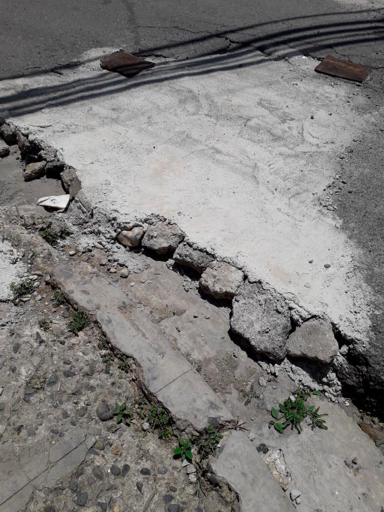 En Villa Aura tapan hoyos de las calles con cemento ante descuido de autoridades