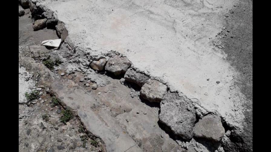 En Villa Aura tapan hoyos de las calles con cemento ante descuido de autoridades En Villa Aura tapan hoyos de las calles con cemento ante descuido de autoridades
