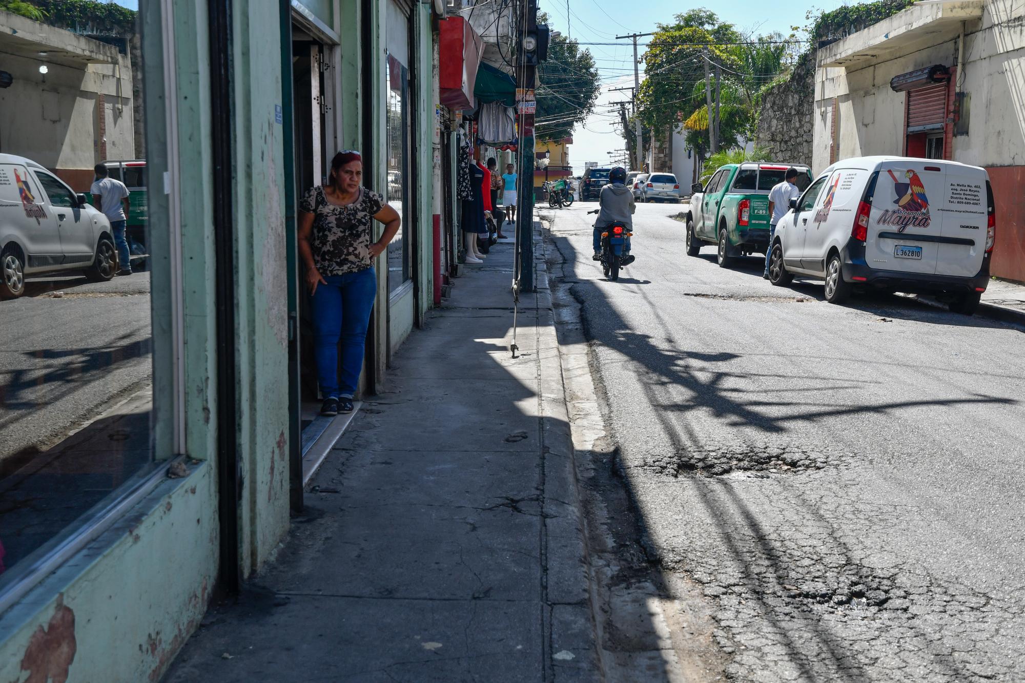 En menos de 50 metros se han formado cuatro grandes agujeros en la calle( Danelis Sena