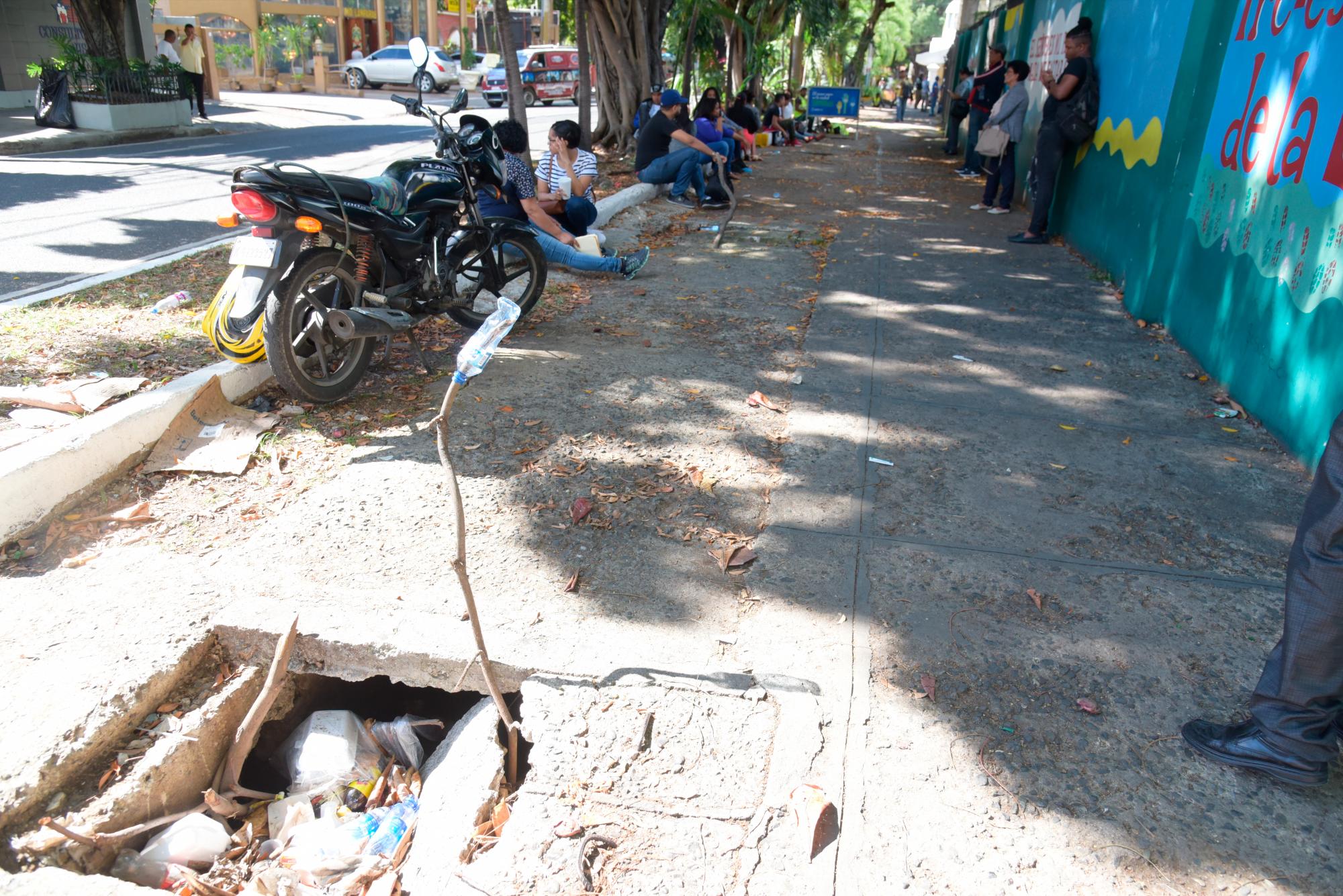 Así estaba la  acera la semana pasada.