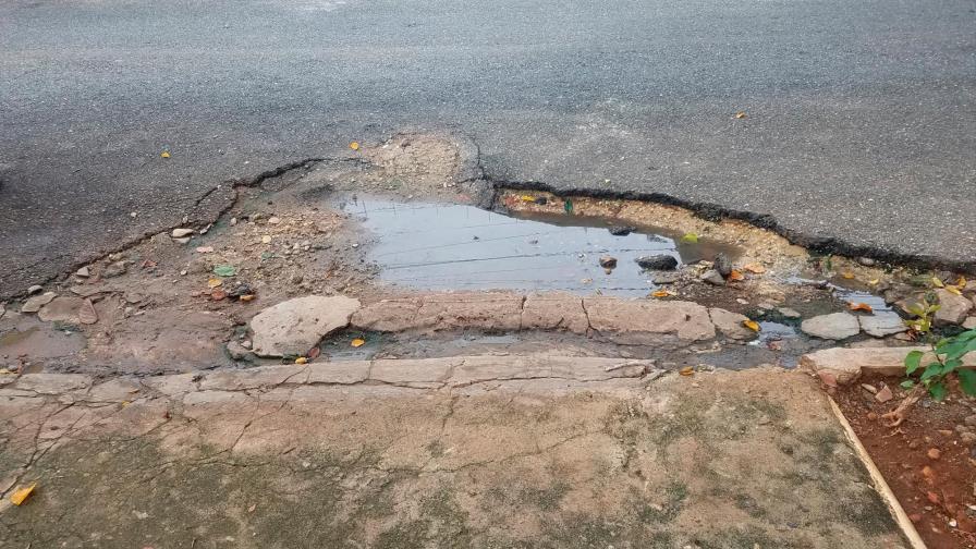 Reclaman a la CAASD que asfalte tramo de calle intervenido Reclaman a la CAASD que asfalte tramo de calle intervenido