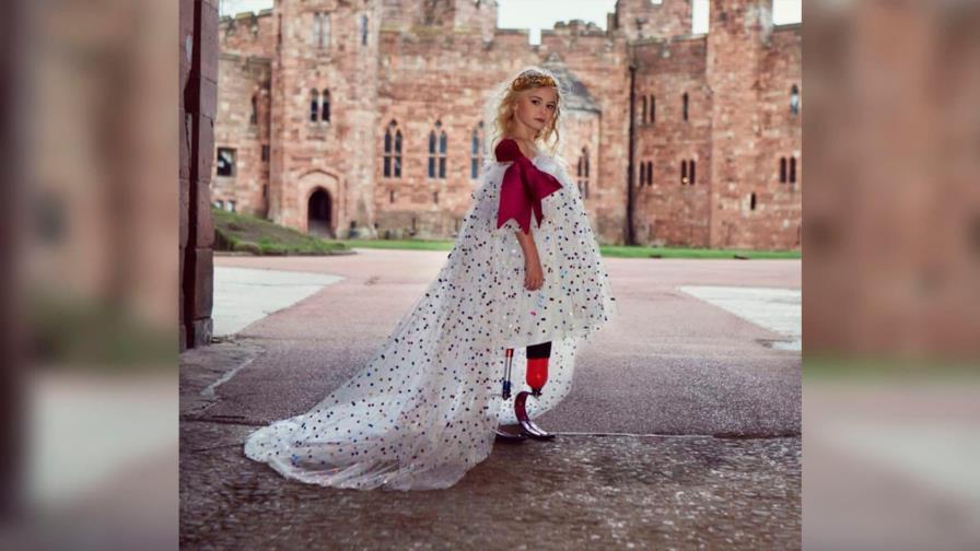 Una niña convierte en la primera modelo doblemente amputada en desfilar en París