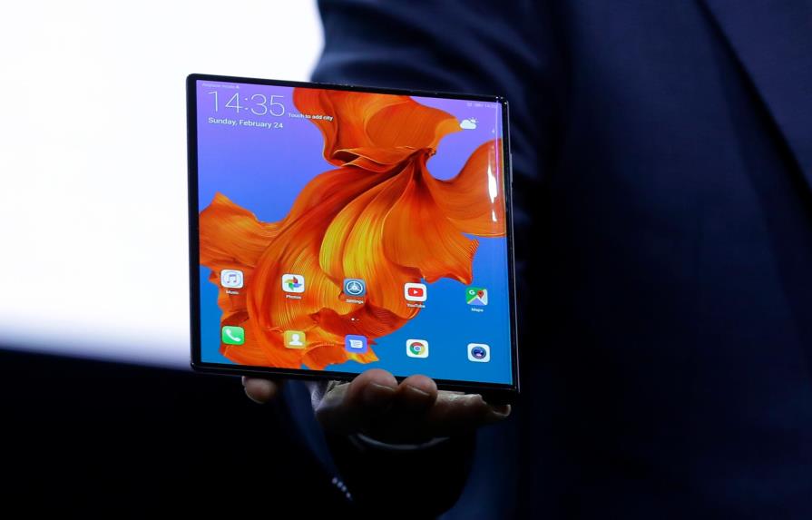 Huawei Mate X se suma a la guerra de los celulares de pantalla plegable