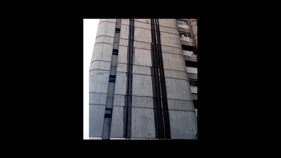 Fuga de agua afecta edificio El Huacal Fuga de agua afecta edificio El Huacal