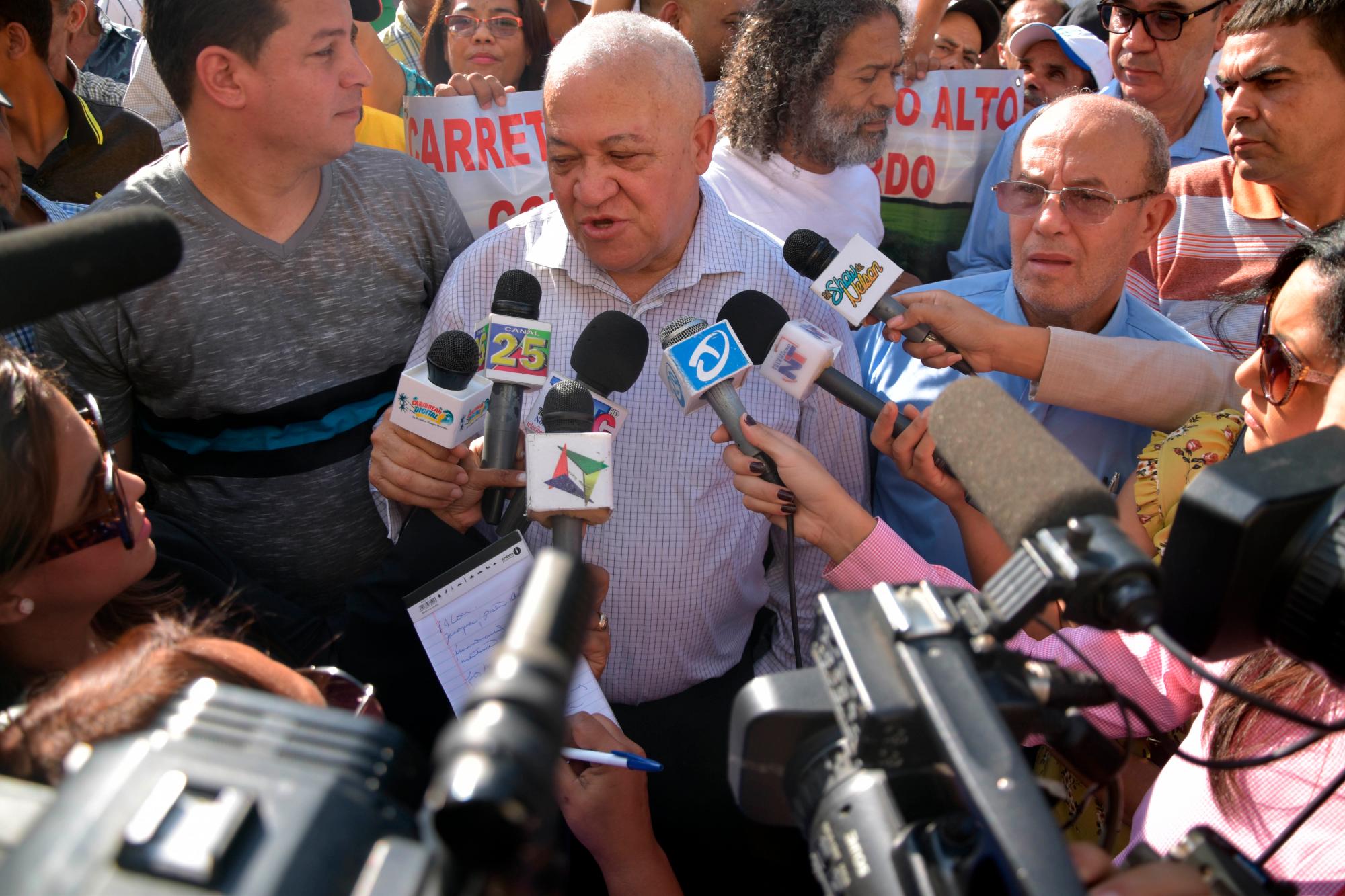 Varios sacerdotes católicos también estaban en la protesta.