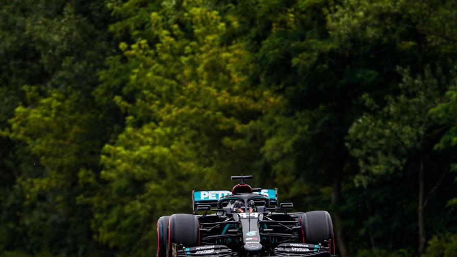 Hamilton lideró el primer libre; Pérez fue tercero mientras que Sainz llegó undécimo