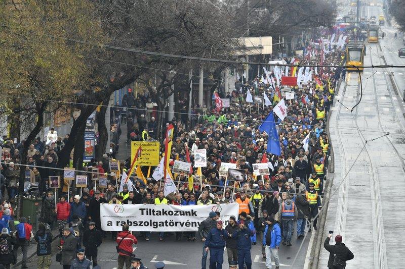 Sindicatos en Hungría protestan por plan de horas extra