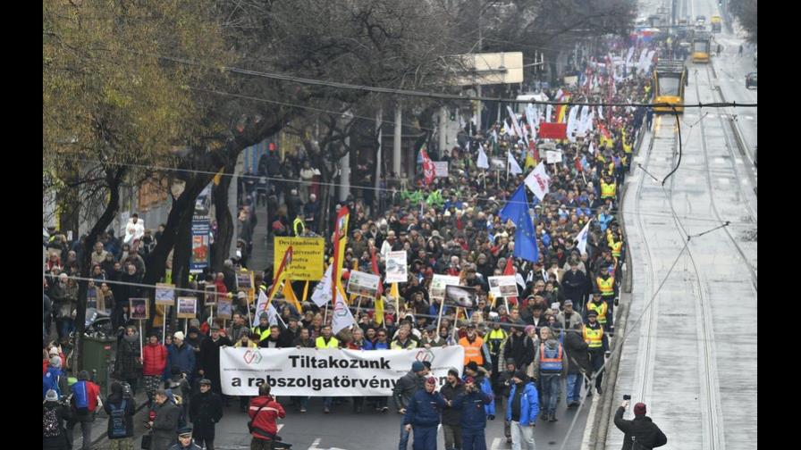 Sindicatos en Hungría protestan por plan de horas extra Sindicatos en Hungría protestan por plan de horas extra