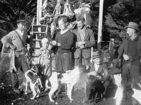 Bernard Diederich, segundo desde la izquierda, a la edad de seis años, en 1932, cazando con su padre.