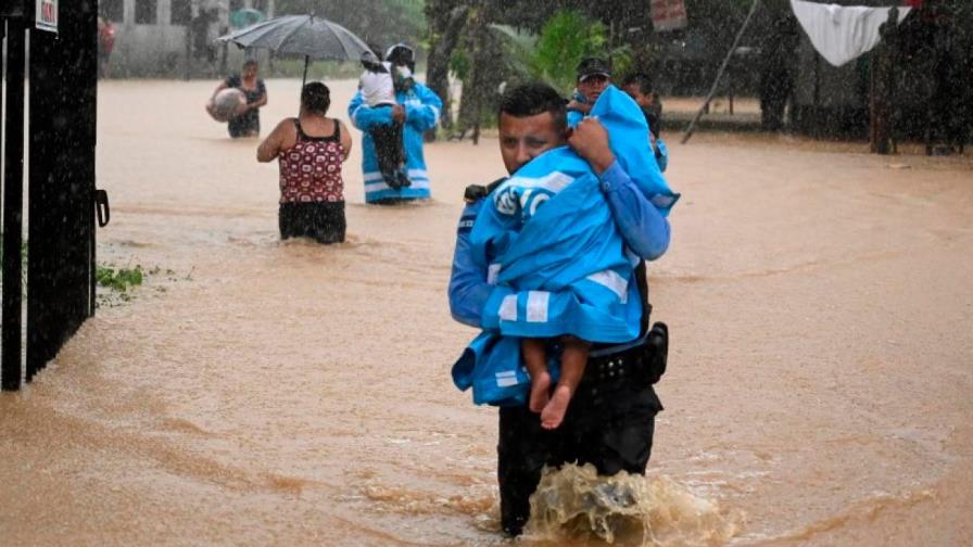 Eta deja inundaciones en el sur de Florida pero no la golpeará como huracán