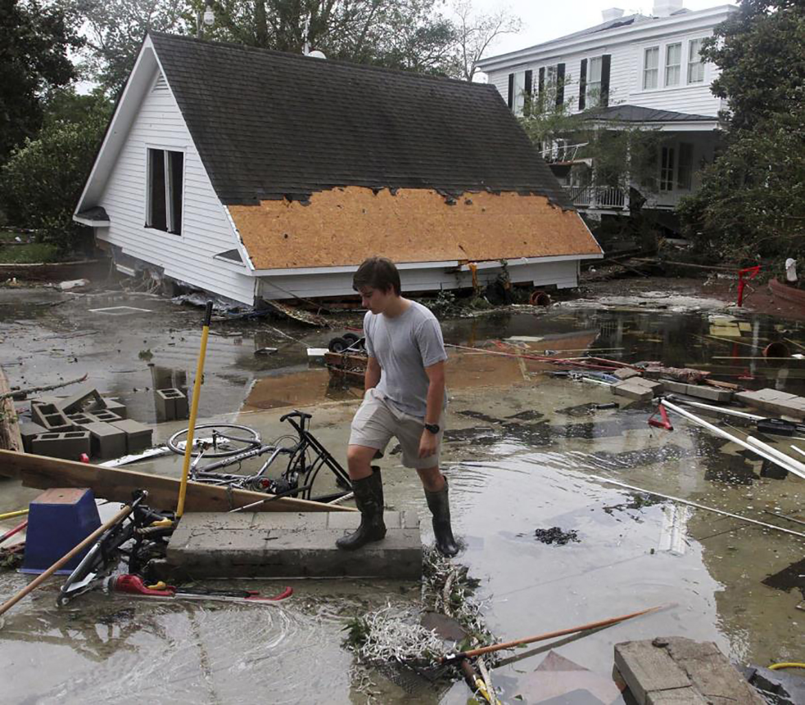 Joseph Eudi camina entre escombros luego del paso del huracán Florence en New Bern, Carolina del Norte, el sábado 15 de septiembre de 2018.