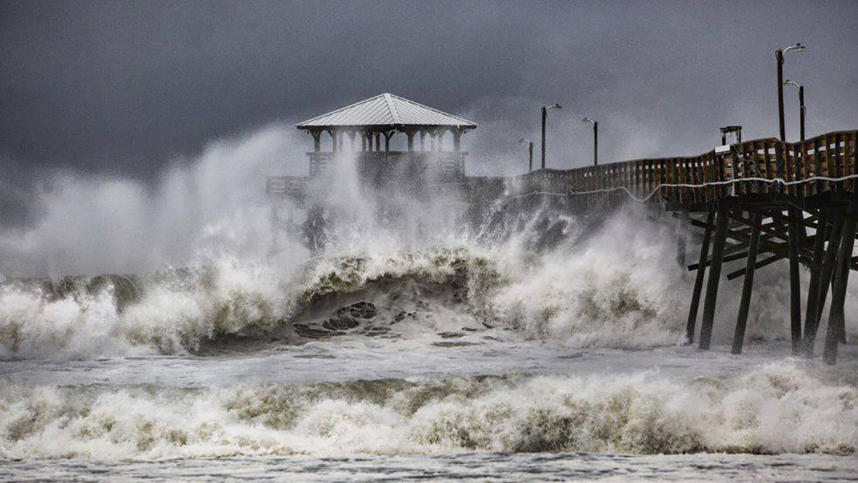 Las olas golpean un restaurante en Atlantic Beach, en Carolina del Norte, durante los primeros momentos de la llegada EL 14 de septiembre de 2018 del huracán Florence.
