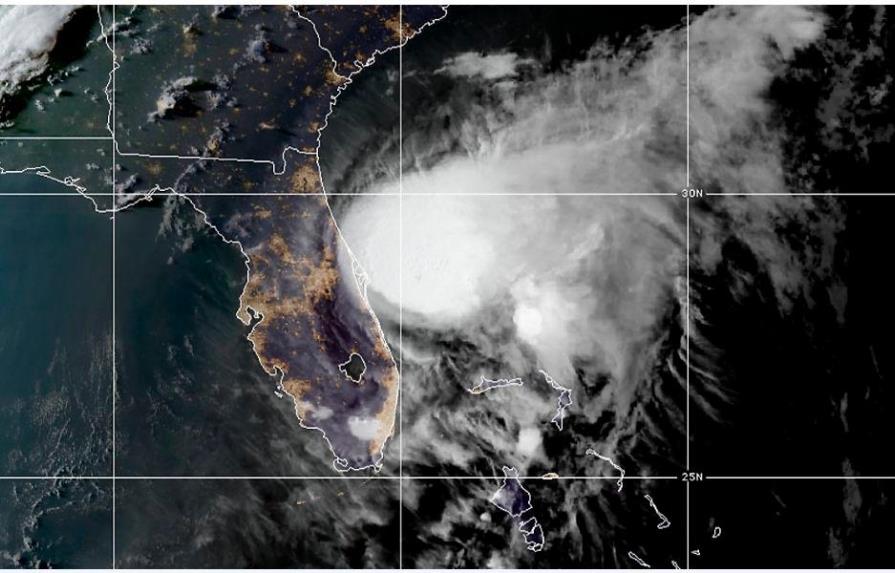 Isaías volverá a ser huracán antes de llegar hoy a las Carolinas