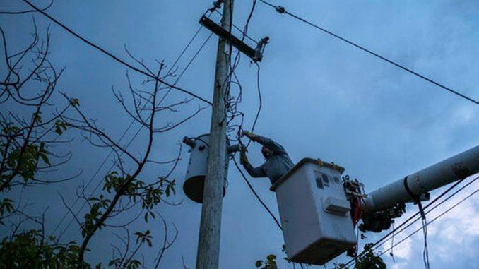 Isla de Puerto Rico recupera electricidad después de María