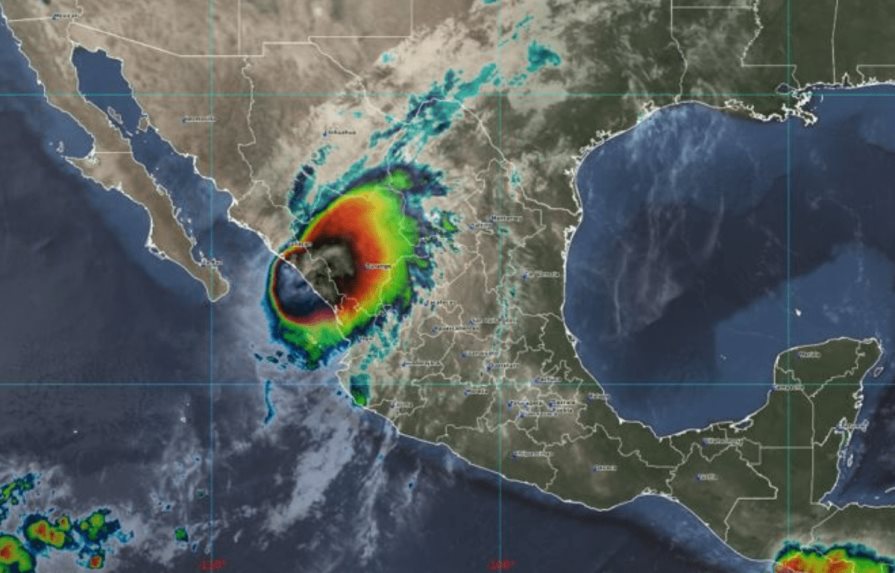 Rick sigue como huracán categoría 1 y avanza por las costas del sur de México