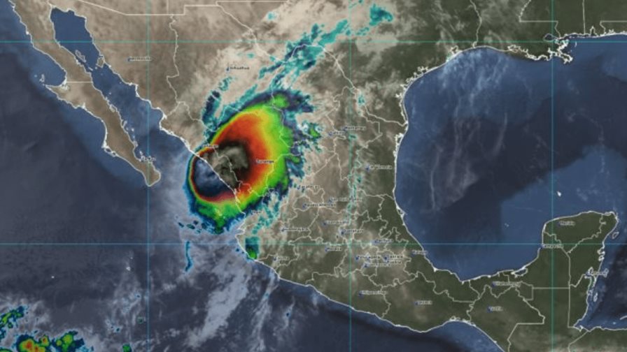 Rick sigue como huracán categoría 1 y avanza por las costas del sur de México