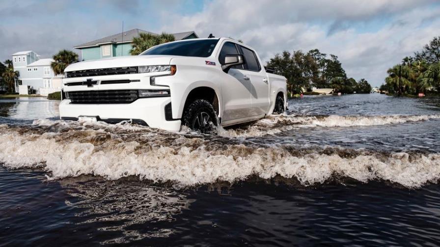 El huracán Teddy se refuerza y Sally, degradada a depresión, descarga lluvia