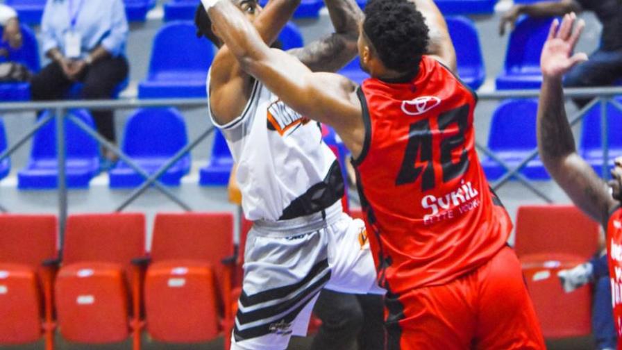 Leones facturan triunfo en visita a los Huracanes